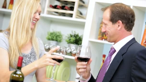 Caucásico pareja en cocina con vino — Vídeo de stock