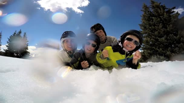 Familie mit Kindern genießt ihren Winterurlaub — Stockvideo