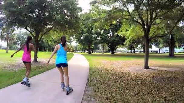 Катание на роликовых коньках в парке — стоковое видео