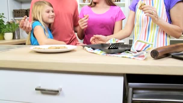 Família na cozinha fazendo biscoitos — Vídeo de Stock