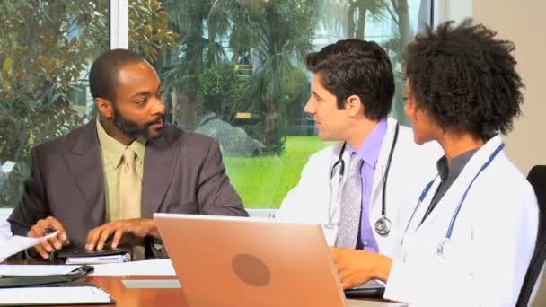 Consultants médicaux ayant une réunion dans la salle de réunion — Video