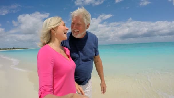 Seniors γυρισμάτων αυτοπορτρέτα στην παραλία — Αρχείο Βίντεο