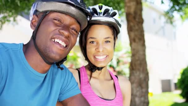 Couple going to ride bicycles in park — Stock Video