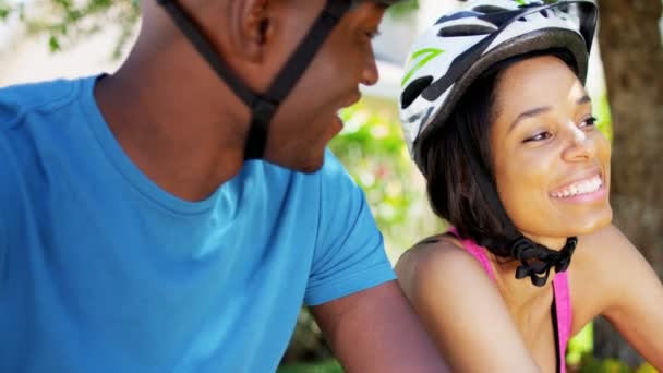 Pareja va a montar en bicicleta en el parque — Vídeo de stock