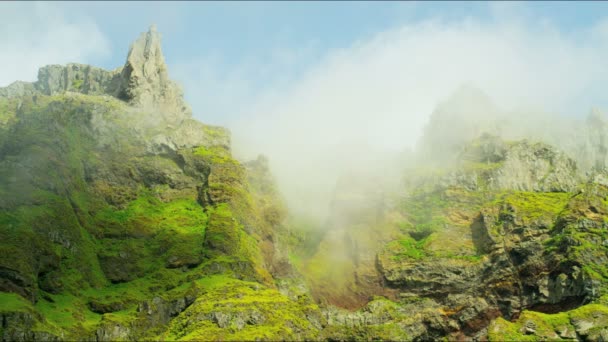 เมฆหมอกเหนือภูเขาในไอซ์แลนด์ — วีดีโอสต็อก