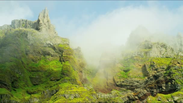 在冰岛翻山越岭薄雾云的 — 图库视频影像