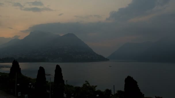 Paisaje nublado sobre el lago Lugano al atardecer — Vídeo de stock