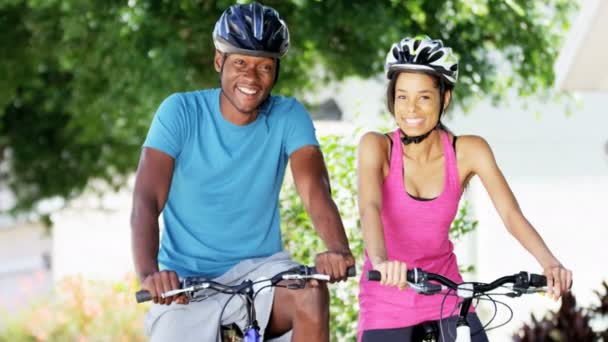 Pareja va a montar en bicicleta en el parque — Vídeos de Stock