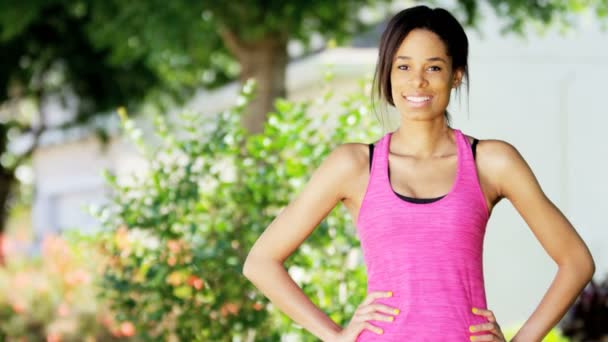 屋外で体操のアフリカ系アメリカ人の女性 — ストック動画