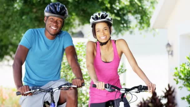 Пара собирается ездить на велосипедах в парке — стоковое видео