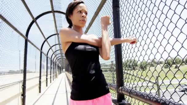 African American woman warming up before training — Stock Video