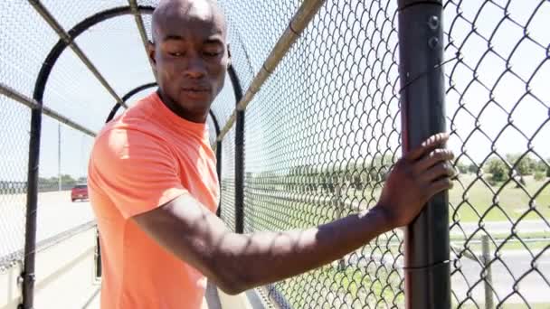 Africké americké běžec zahřátí před tréninkem — Stock video
