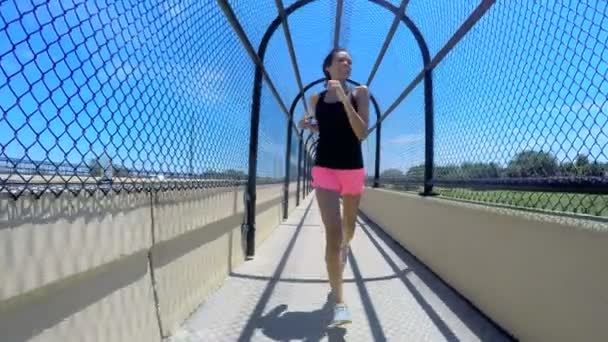 Donna afroamericana che fa jogging su passerella recintata — Video Stock