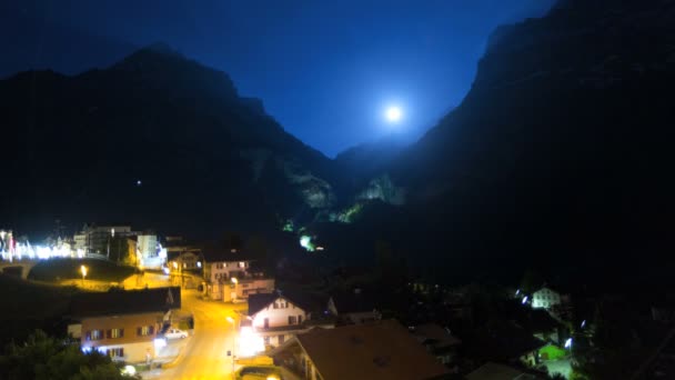 Schweizer Dorf Grindelwald bei Nacht — Stockvideo