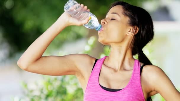 Женщина пьет воду во время тренировки — стоковое видео
