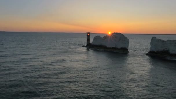 Isle of Wight naalden kustlijn bij zonsondergang — Stockvideo