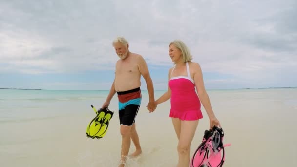 Ανώτερος Καυκάσιος ζευγάρι το μαγιό που θα κολύμβηση με αναπνευστήρα — Αρχείο Βίντεο