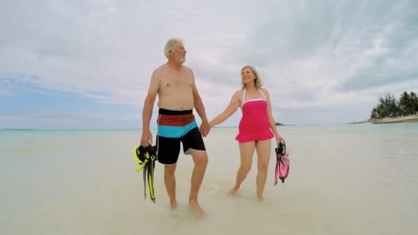 Senior pareja caucásica en traje de baño haciendo snorkel — Vídeo de stock