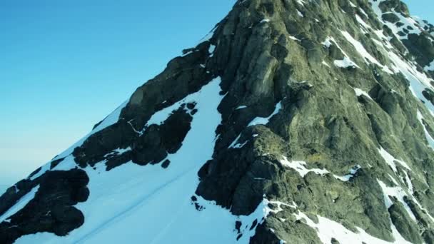 雪を頂いたグリンデルワルドの山ピーク — ストック動画