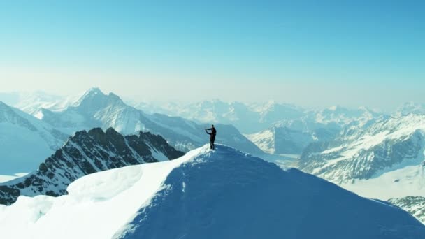 Pico Monch con montañistas en Suiza — Vídeos de Stock