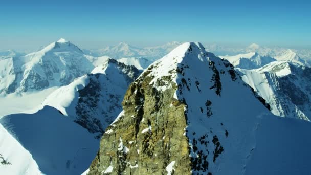 Kar dağ zirveleri Grindelwald içinde şapkalı — Stok video