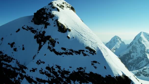 Sněhu limitován vrcholky hor v Grindelwaldu — Stock video