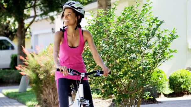 Donna andando a guidare la sua bicicletta — Video Stock