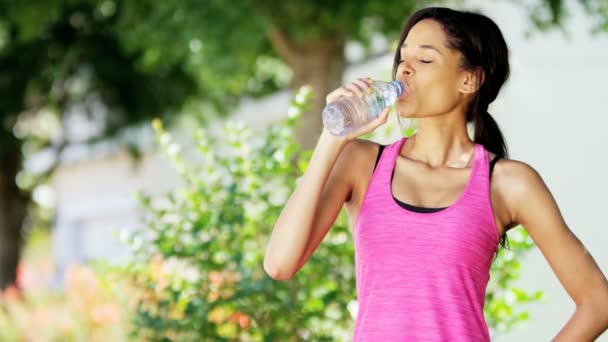 Mujer bebe agua durante el entrenamiento — Vídeos de Stock