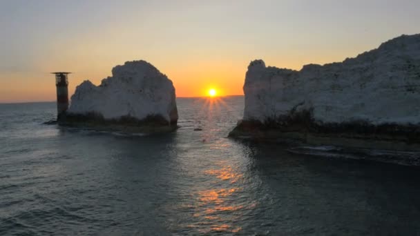 Île de Wight Aiguilles littoral au coucher du soleil — Video