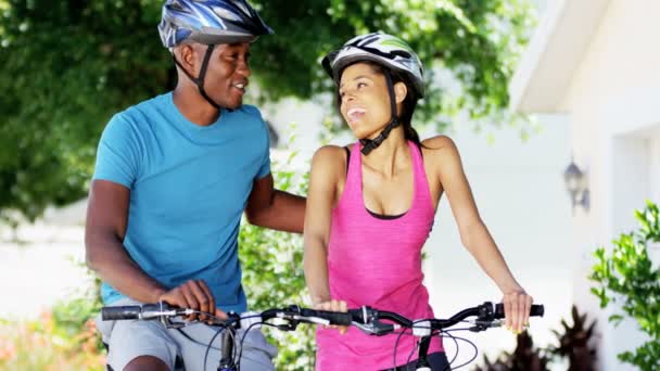 Casal vai andar de bicicleta no parque — Vídeo de Stock