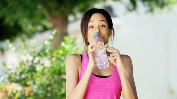 Mujer bebe agua durante el entrenamiento — Vídeos de Stock