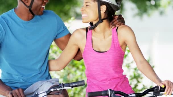 Pareja va a montar en bicicleta en el parque — Vídeos de Stock