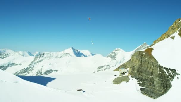 Спасательный вертолет в швейцарских Альпах — стоковое видео
