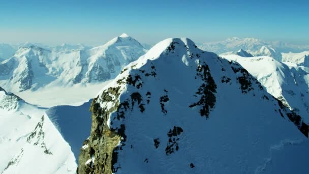 Sneeuw bedekte bergtoppen in Grindelwald — Stockvideo