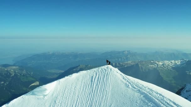 Vrchol Monch s horolezci ve Švýcarsku — Stock video