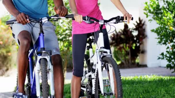 Couple va faire du vélo dans le parc — Video