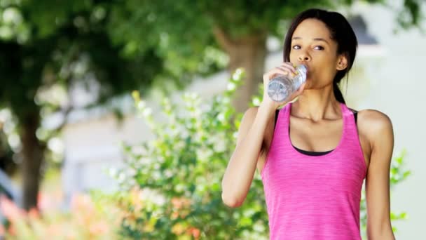 Mujer bebe agua durante el entrenamiento — Vídeos de Stock