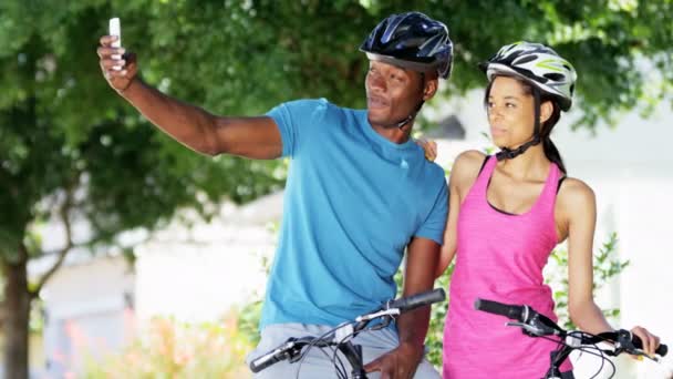 Paar nemen selfie terwijl het berijden van fietsen — Stockvideo