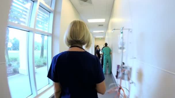 Femme médecin marchant sur le couloir dans le centre médical — Video