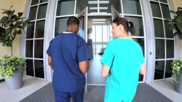 Profesionální tým spolupracovníků v lékařské centrum — Stock video