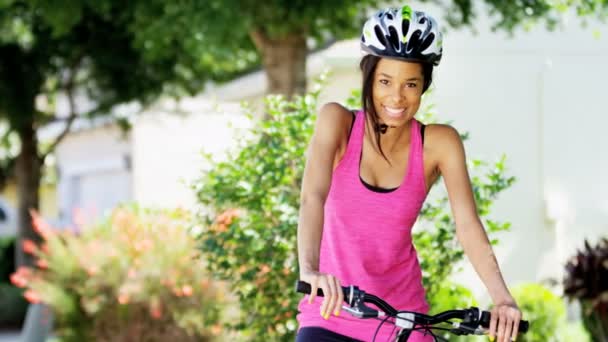 Mujer va a montar su bicicleta — Vídeo de stock