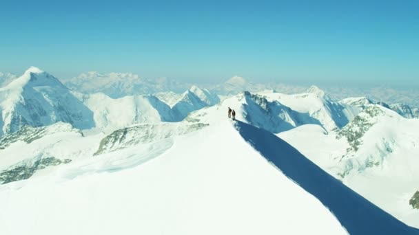 Picco Monch con alpinisti in Svizzera — Video Stock