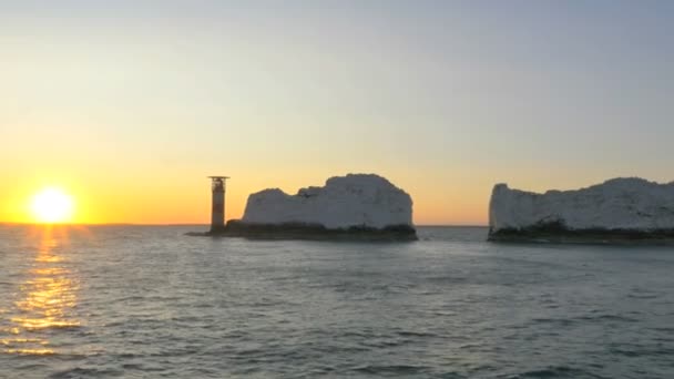 Isla de Wight Agujas costa al atardecer — Vídeos de Stock