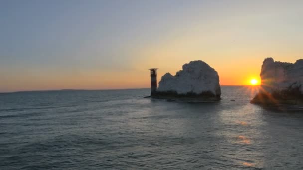 Isla de Wight Agujas costa al atardecer — Vídeos de Stock