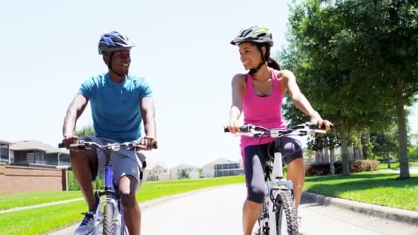 Paar rijden hun fietsen in park — Stockvideo
