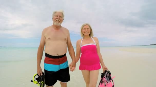 Старшая белая пара в купальниках собирается нырять с маской — стоковое видео