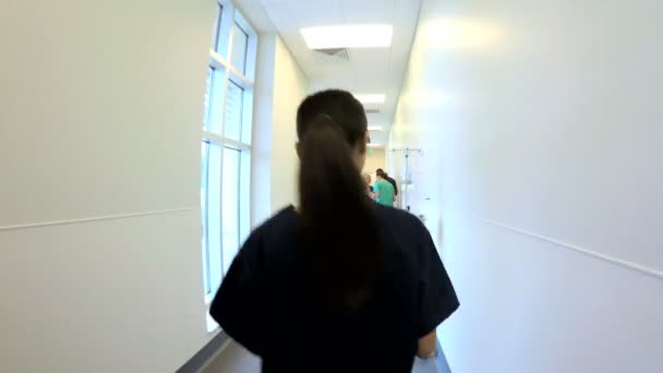 Medico donna che cammina sul corridoio nel centro medico — Video Stock