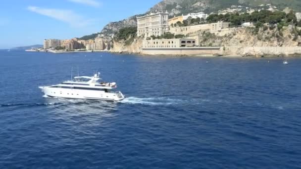 Lyxyacht i havet i Monte Carlo — Stockvideo