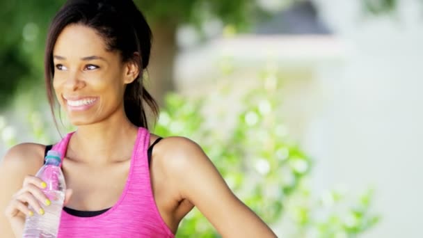 Mujer bebe agua durante el entrenamiento — Vídeos de Stock