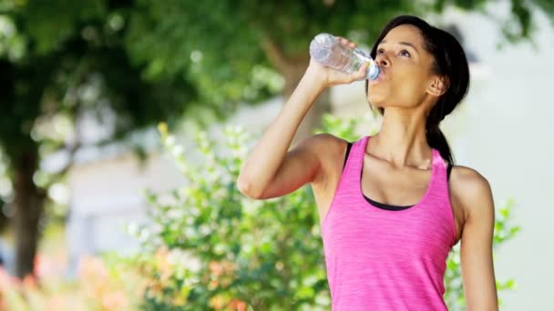 Mujer bebe agua durante el entrenamiento — Vídeos de Stock